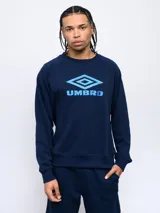 Buzo gris melange de felpa sin frisa, con cuello redondo y logo de Umbro bordado en azul marino en el pecho.