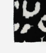 Bufanda rectangular de punto fino con estampado de leopardo en blanco y negro.