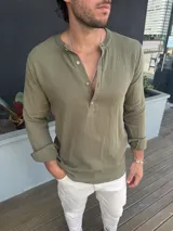Camisa de muselina color verde safari con cuello mao y botones de madera.