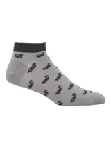 Calcetines tobilleros grises con puño negro y estampado de patos negros.