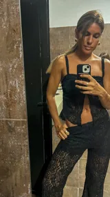 Top de encaje negro, con tirantes finos y diseño ajustado al cuerpo.