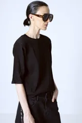 Camiseta negra de mangas cortas y cuello redondo.