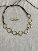 Collar con cadena en bronce y tiento en simil-cuero en tono de marrón, ajustable.