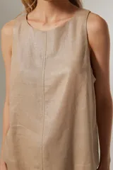 Musculosa color beige metalizado, de lino y viscosa, con cuello a la base y corte holgado.