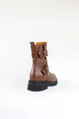 Bota corta de cuero negro con dos correas de cuero y hebillas metálicas plateadas.