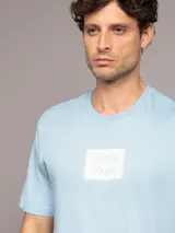 Remera celeste de algodón con logo de Calvin Klein estampado en el pecho.