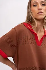 Vestido midi tejido de punto color marrón con cuello polo y detalles en rojo.