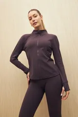 Campera deportiva negra con cierre frontal y cuello alto.