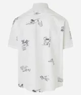 Camisa masculina de tricolina, corte relaxed, manga corta, cuello inglés, abotonada y con estampado minimalista de palmeras e islas.
