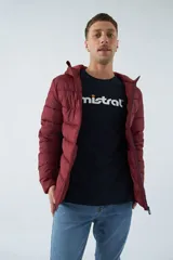 Campera de nylon negra con cierre frontal y bolsillos laterales con cierre.