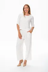 Pantalón palazzo blanco con estampado de hojas doradas, con bolsillos laterales y corte holgado.