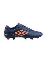 Championes de fútbol Umbro Classico III HG, color azul marino con detalles en naranja.