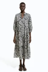 Vestido midi con estampado de hojas en blanco y negro, cuello mao, escote en V con botones, mangas globo tres cuartos con puños finos y falda acampanada con fruncido escalonado.