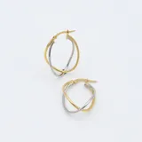 Aros tipo argolla dobles, uno dorado y otro plateado, de oro 18k.