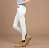 Pantalón de jean gris oscuro, corte skinny y tiro medio.