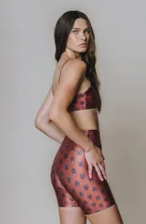 Calza corta de tiro alto con elástico en la cintura. Tejido suave de alta elasticidad con leve brillo satinado y estampado.