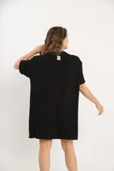 Remerón negro básico de corte suelto, ideal para el uso diario.