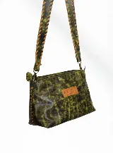 Cartera tipo sobre roja con textura tipo piel de reptil, marca Amadea. Tiene correa desmontable de cuero marrón y flecos decorativos.