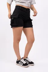 Short de jean negro con bolsillos cargo laterales y corte ajustado.