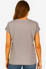 Remera color crudo con estampado de flores en tonos rosa, verde y beige.