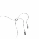 Pulsera plateada con cadena fina y cierre ajustable. Presenta una hilera de circonitas transparentes y una circonita azul rectangular en el centro.