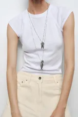 Camiseta color marrón de algodón con cuello redondo y mangas cortas.