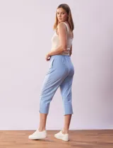 Pantalón capri de algodón color celeste, corte recto, con pretina elastizada y bolsillos laterales.