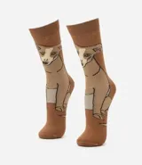 Par de medias de caña media color marrón con diseño de perro chihuahua.