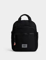Mochila negra de tela deportiva con doble bolsillo frontal con cierre, correas regulables, cierre superior y tag de goma.