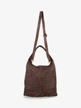 Bolso negro de formato amplio con asa corta al hombro y correa larga ajustable, diseñado con un tramado de cuadros en toda su superficie.