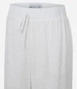Pantalón recto de laise blanco con textura de perforaciones, cintura elástica con cordón ajustable y bolsillos laterales.