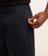 Bermuda masculina color beige confeccionada en sarga, de corte recto, con cintura con trabilla, cierre tradicional y bolsillos laterales y traseros.