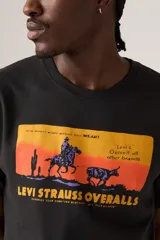Remera negra de corte relajado con estampado rectangular en el pecho que muestra un paisaje del oeste americano con un jinete a caballo y la leyenda "Levi Strauss Overalls".