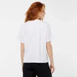 Camiseta blanca de manga corta con cuello redondo y estampado de Minnie Mouse con gafas de sol y tabla de surf, con el texto "Beach Glow".