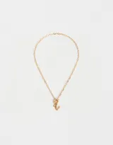 Collar corto dorado con cadena de eslabones, cierre de mosquetón, dije de corazón y dije de letra B.