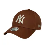 Gorra marrón de New Era, modelo League Essential 9Forty, con logo de los New York Yankees bordado en blanco en el frente y logo de New Era bordado en el lateral.