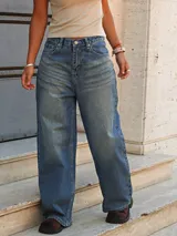 Jean azul de corte balloon, tiro medio, con un diseño de finas rayas verticales y lavado desgastado.