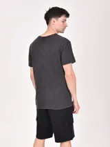 Remera negra con estampa rectangular con diseño abstracto de líneas blancas y texto "Break All The Rules New York City".