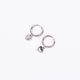 Par de aros tipo argolla plateados, pequeños, con un dije colgante en forma de corazón liso.