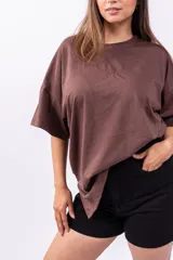 Remerón negro de corte holgado con cuello redondo y mangas cortas con dobladillo.