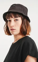 Gorro tipo Piluso color negro con logo bordado en blanco.