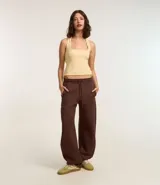 Pantalón de algodón color marrón, modelo barrel con cintura elástica, cordón para ajuste en la cintura y forro de polar.
