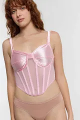Corset blanco de satén con copas armadas y ballenas verticales.