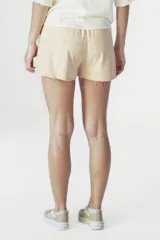 Short color beige con cintura elastizada y cordón ajustable.