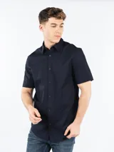 Camisa de manga corta azul marino, corte slim fit, con cuello clásico y cierre abotonado.