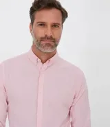 Camisa de vestir rosada con estampado vichy, de corte slim fit, manga larga y cuello abotonado.