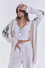 Kimono largo color beige de lino, con mangas largas y bordado de lentejuelas en los hombros.
