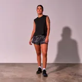Musculosa deportiva negra de corte holgado.