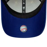 Gorra New Era 9FORTY ajustable, color beige con visera azul y logo de los LA Dodgers bordado en azul.