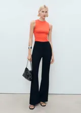 Musculosa de punto fino color naranja, sin mangas y de corte ajustado.